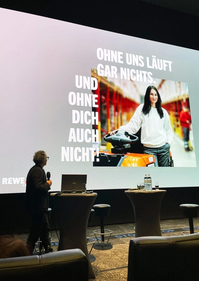 Christian Binder von Brainds präsentiert die Rewe Design Umsetzungen.
